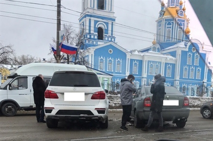 На Минаева столкнулись две иномарки. Фото