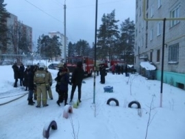 Пожарные вывели шесть человек из горящей пятиэтажки в Ульяновске
