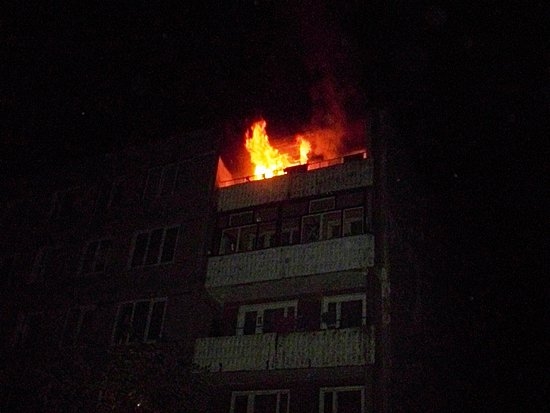 В Ульяновске в многоэтажном доме загорелся балкон