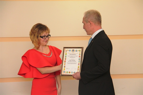 Губернатор Сергей Морозов вручил сертификаты первым «земским медсестрам»