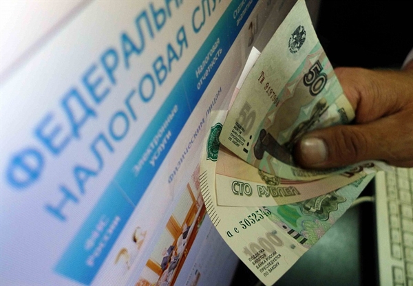 Россияне начали платить налоги за долги