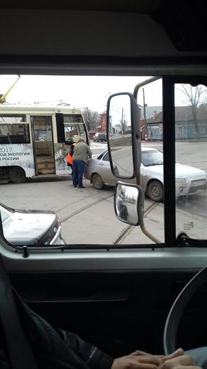 «Приора» столкнулась с трамваем на улице Кирова