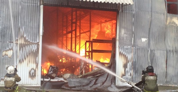 В Заволжье горело производственное здание