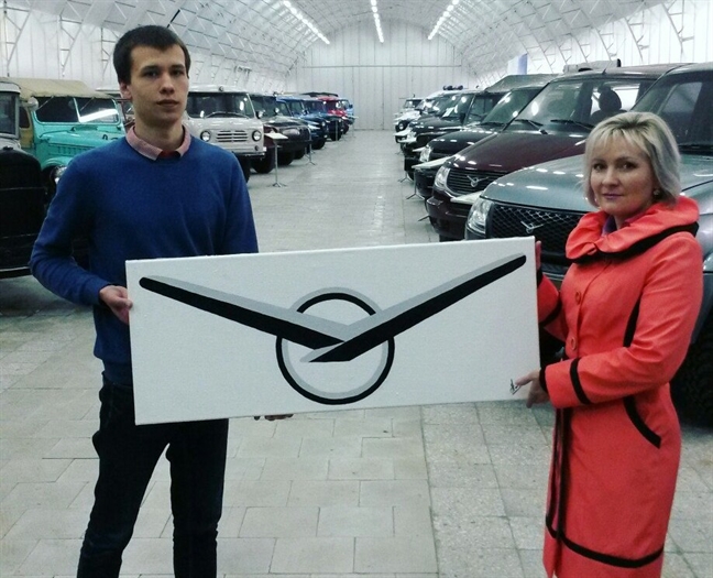 Художник Алексей Зимин подарил картину заводу УАЗ