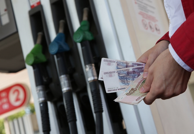 Средняя цена на бензин Аи-95 в РФ превысила 40 руб.
