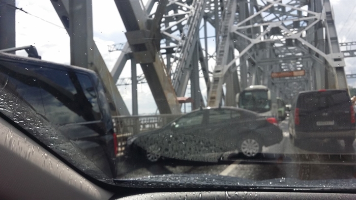 Из-за аварии на Императорском мосту образовалась пробка