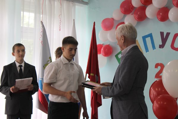 Выпускникам краснополковской школы передали поздравления от Путина