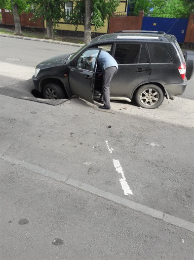 На Шевченко иномарка провалилась в яму на дороге