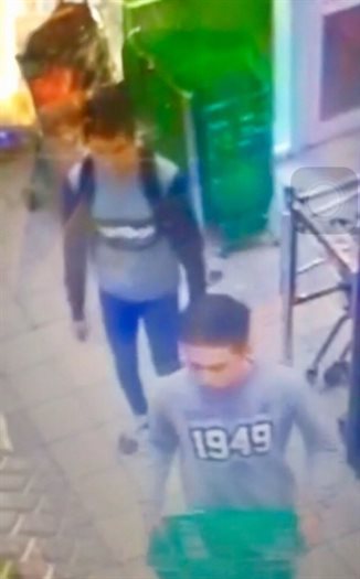 Двое парней украли из магазина 11 банок кофе. Приметы и фото