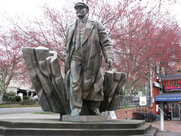Мэр Сиэтла предлагает снести памятник Ленину