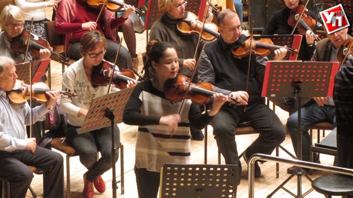 Японская артистка покорила ульяновцев блестящей игрой на скрипке Страдивари