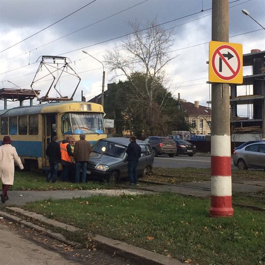На Кирова трамвай столкнулся с иномаркой