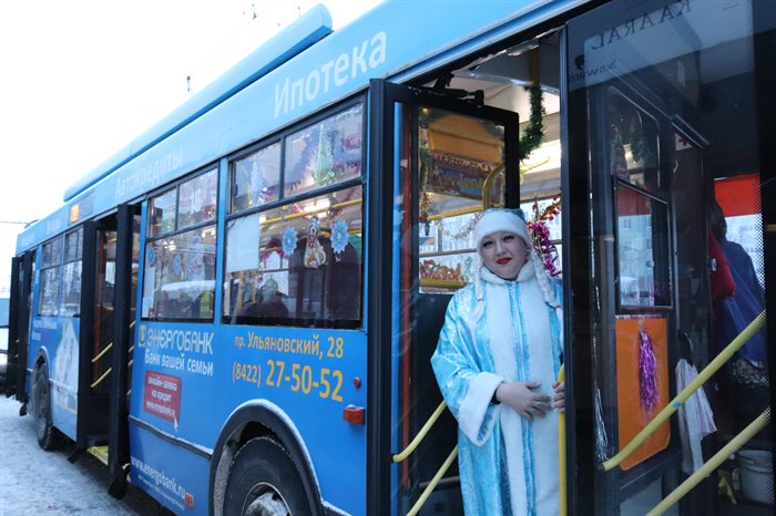 В ульяновских троллейбусах можно встретиться с Дедом Морозом и Снегурочкой