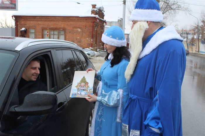 В Ульяновске Дед Мороз и Снегурочка искали в машинах автокресла