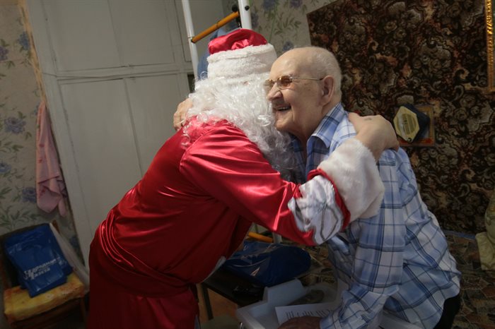 Бабушка, к тебе Дед Мороз! Новогодние волшебники поздравили ульяновских старожилов
