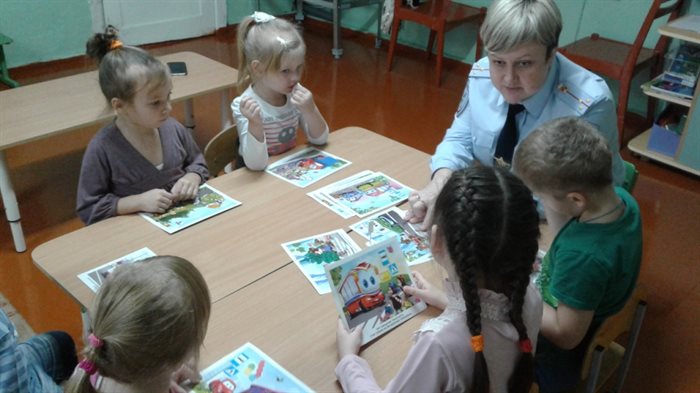 Сотрудники ГИБДД провели среди воспитанников детского сада урок уважительного отношения к правилам