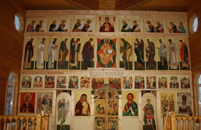 В восстановленной после пожара Богоявленской церкви устанавливают иконостас