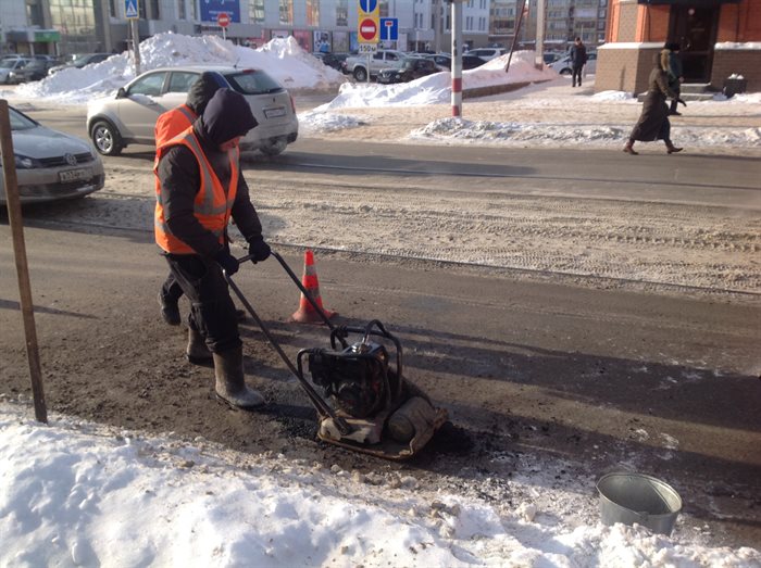 На дорогах Ульяновска заделывают ямы холодным асфальтом