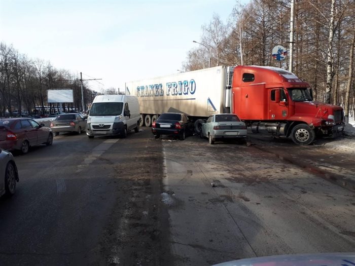 На Московском шоссе водитель фуры устроил массовое ДТП
