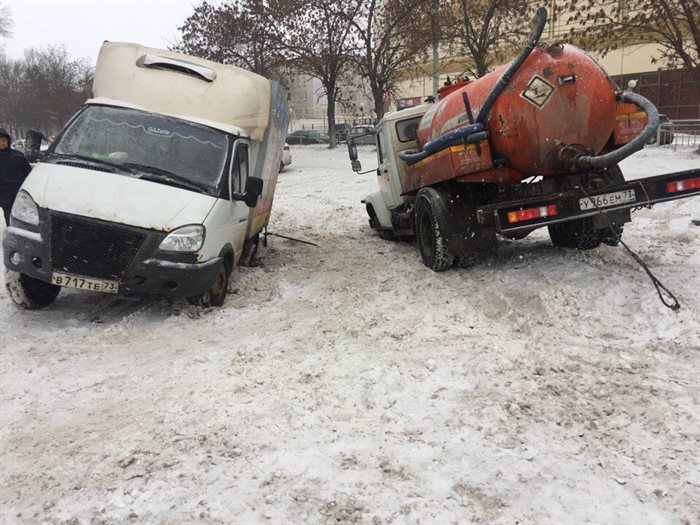 На Рябикова «Газель» и ассенизаторская машина застряли в снегу