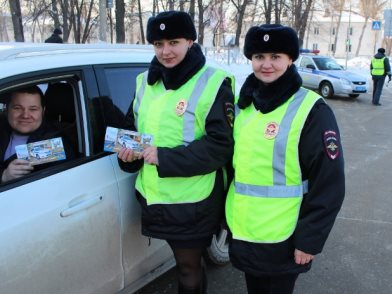 Ульяновские водители получили открытки от сотрудниц ГИБДД