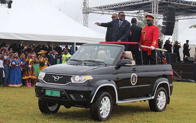 Президент Намибии принял военный парад на кабриолете от УАЗа