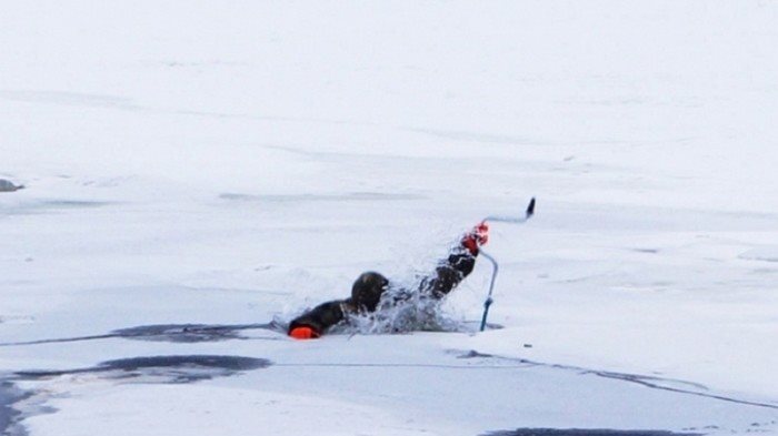 В Ульяновске провалившегося под лёд рыбака спас школьник