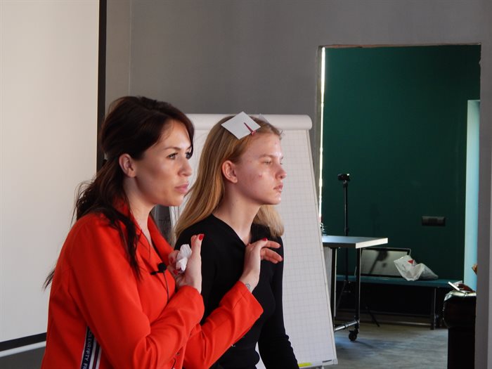 Слипшиеся ресницы и заспанное лицо: визажист из Москвы Дина Беккер научила ульяновских девушек делать лицо
