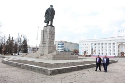 Новую плитку выложат возле памятника Владимиру Ленину на Соборной площади