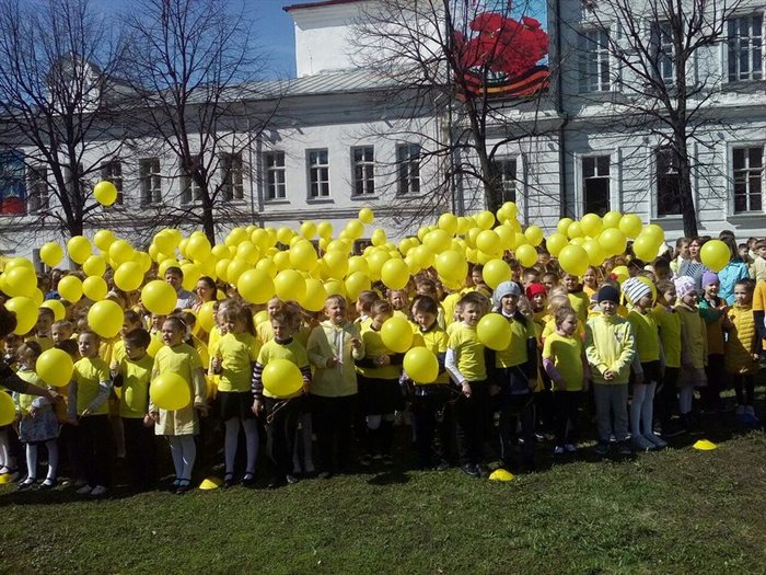 Ученики Мариинской гимназии привезли капсулу с землей с Мамаева кургана и запустили в небо желтые шары