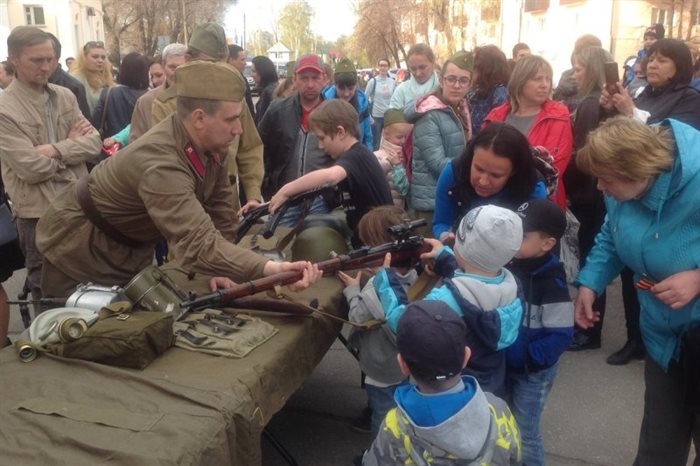 В Ульяновске показали оружие времен войны и спели песни Великой Победы