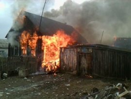 В Карсунском районе сгорели два дома и конюшня