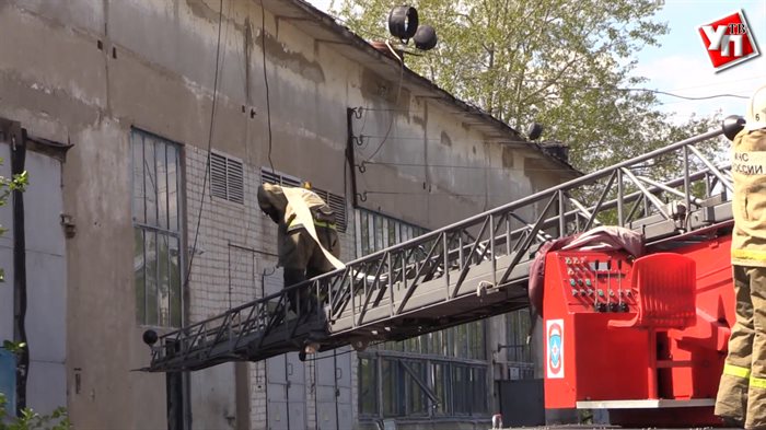 Ульяновские пожарные потушили троллейбусное депо на Оренбургской