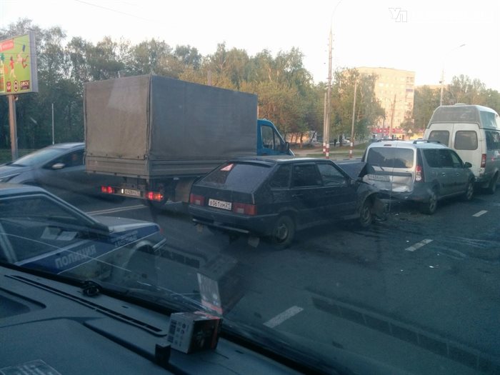 На севере Ульяновска столкнулись несколько авто. Образовалась пробка