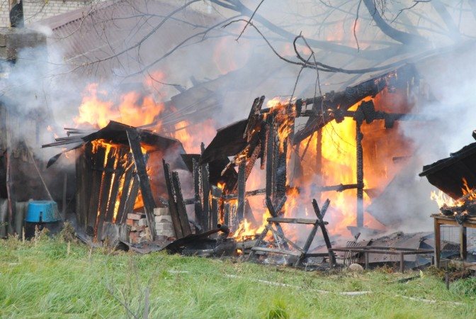В Ульяновской области сгорел дом, есть пострадавшие