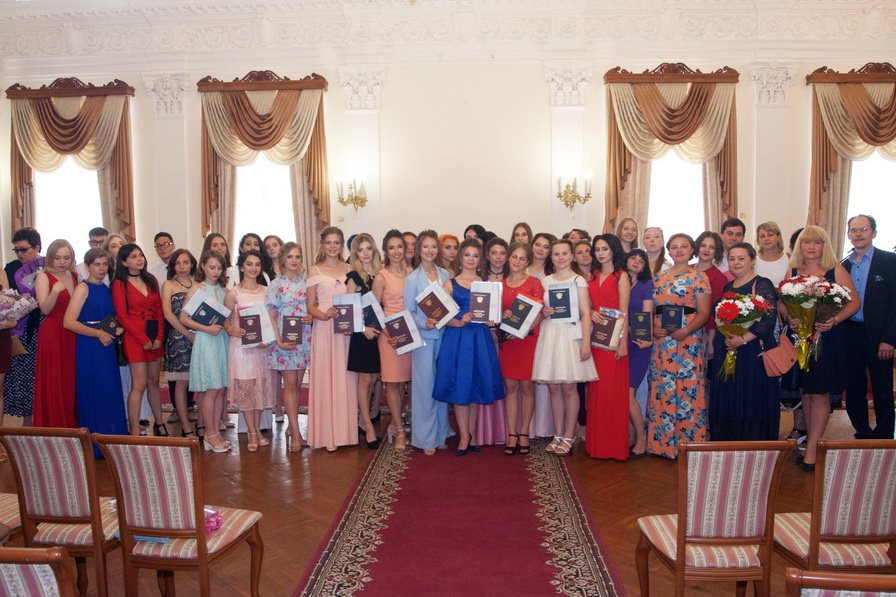 Выпускникам Ульяновского колледжа культуры и искусства в торжественной обстановке вручили дипломы
