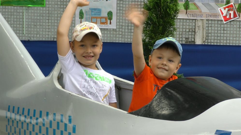 Ульяновским детсадовцам подарили скоростной самолет