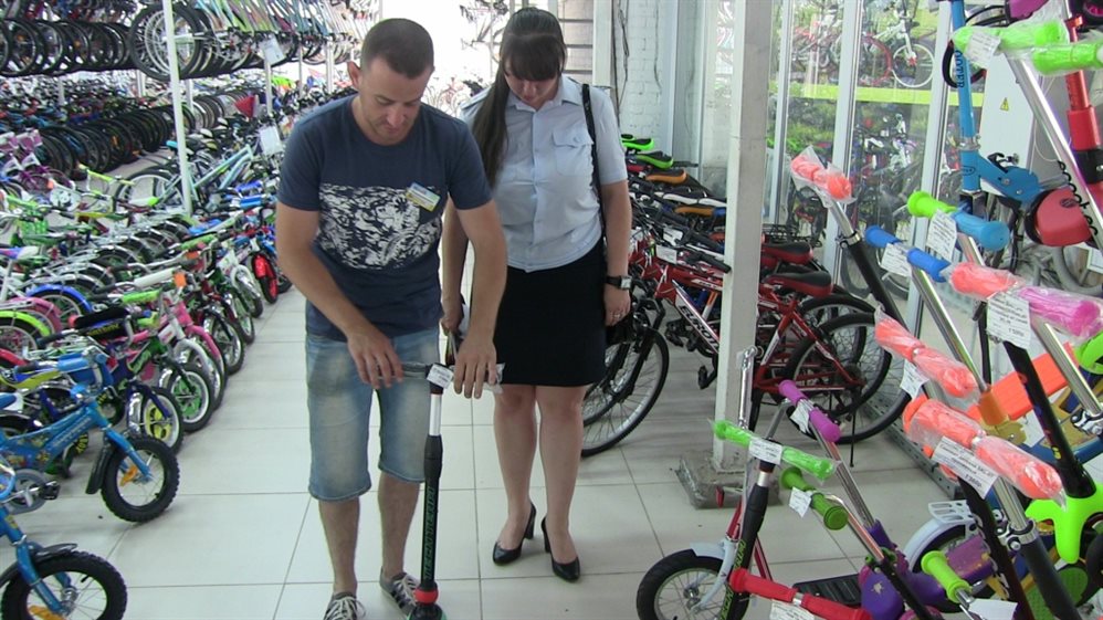 Ульяновские автоинспекторы обучают безопасности на дорогах будущих велосипедистов и их родителей