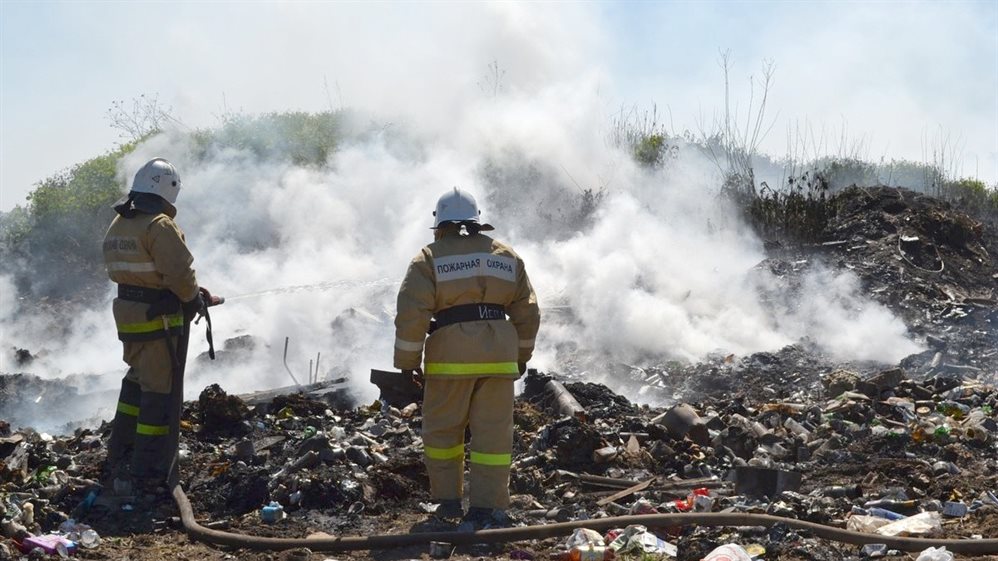 Возле посёлка Сельдь пожарные и коммунальщики тушат незаконную свалку