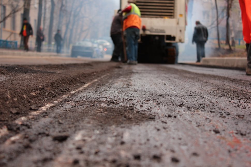 На улицах Ульяновска продолжают ремонтировать дороги
