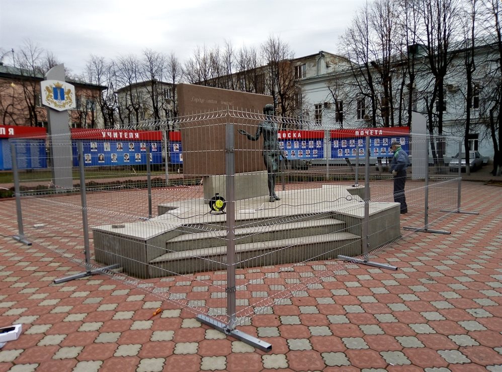 В Ульяновск отреставрируют памятник «Учителю»
