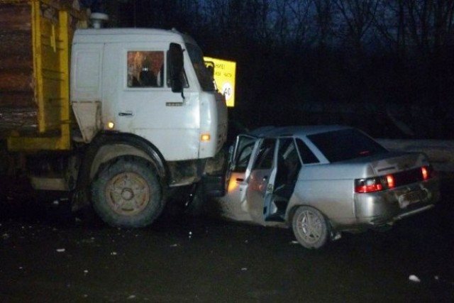 В Новоспасском районе «двенашка» влетела в КамАЗ. Водитель легковушки погиб