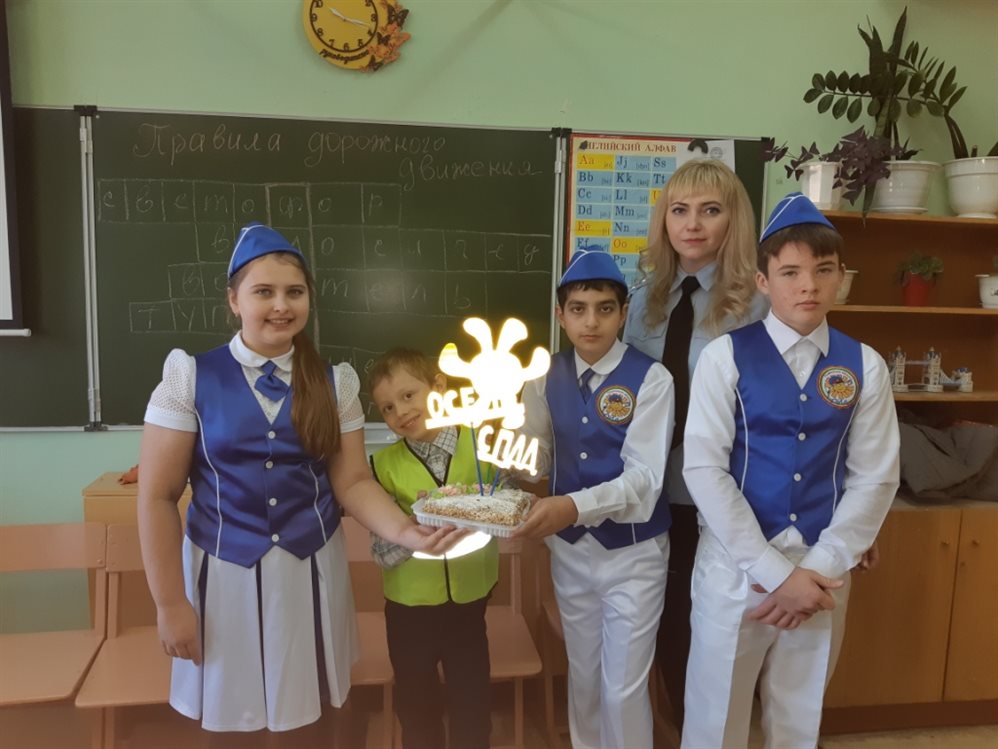 Юные инспекторы барышской школы провели для первоклассников праздничное мероприятие «Осень с ПДД!»