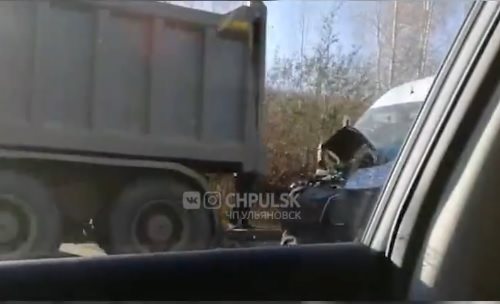 На Нариманова микроавтобус врезался в грузовик. Есть пострадавшие