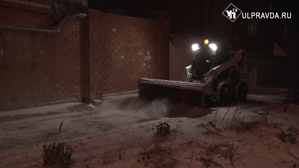 Снег выгнал ульяновских коммунальщиков на улицы