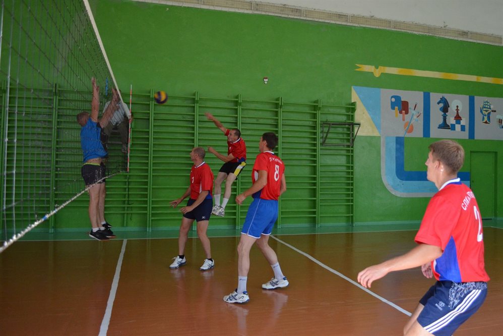 В Ульяновске набирает обороты чемпионат города по волейболу