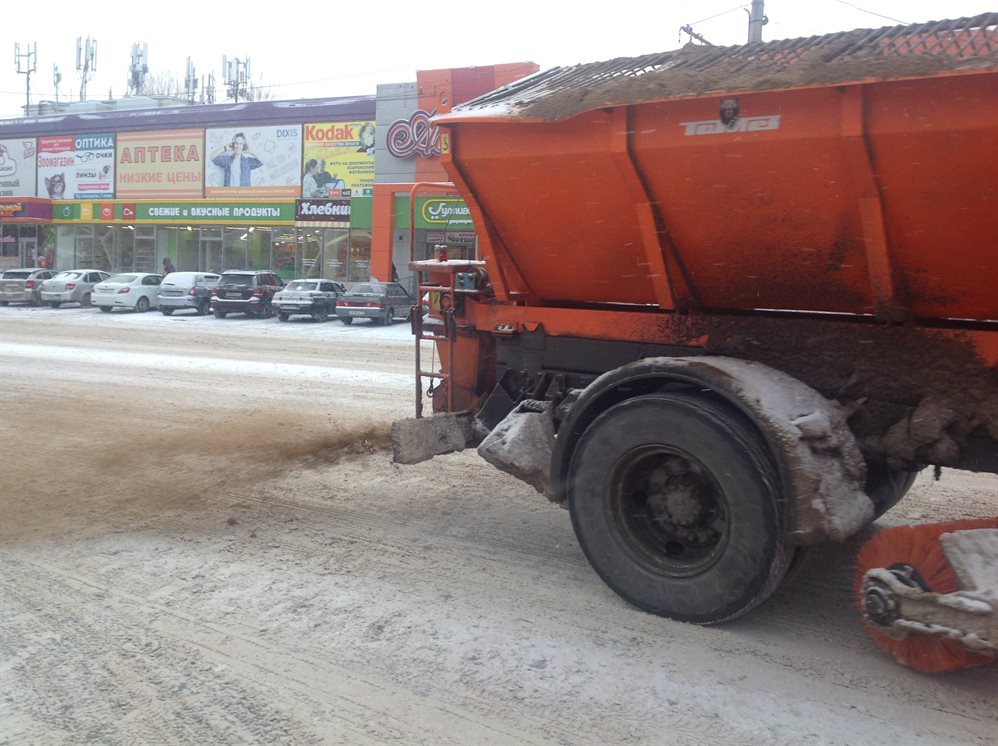 Обработка дорог и тротуаров противогололёдными реагентами продолжается в Ульяновске