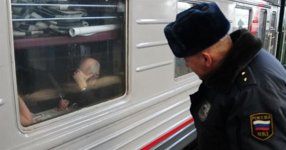 Пассажир поезда попытался подкупить сотрудника полиции