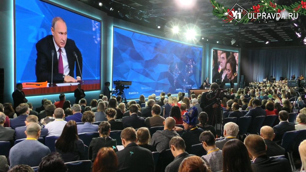 Журналисты привлекали внимание Владимира Путина хоккейным шлемом и воздушным шариком