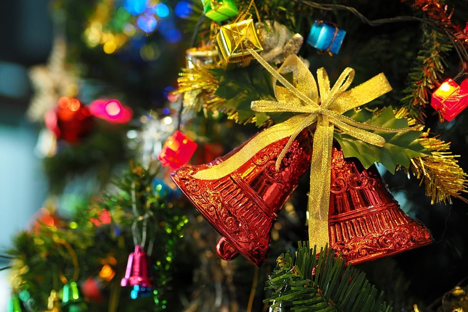 Поцелуй вслепую и красное бельё в подарок. Три самые необычные новогодние традиции